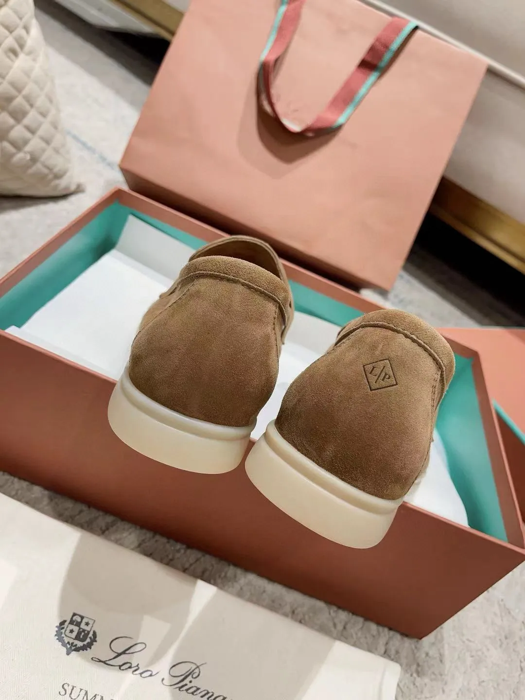 Factory price: 520💰4050 new color. Original purchase, 1⃣️: 1⃣️ folded and developed, Loro Piana professional model to try on feet, quality purchase level, flash sale of common products on the market, welcome to compare, original packaging. Fabric: Imported from Italy🐑High mercerized shearling, Lining: Hand-sewn mark thread in water-dyed cowhide imported from Italy🧵, high-end and elegant. Comfortable on the feet. Size: Women's 35-42 (41, 42) customized, non-returnable, men's 38-45 (46, 47, 48) customized, non-refundable. Fashionable boutiques that you can’t miss, a must-have item